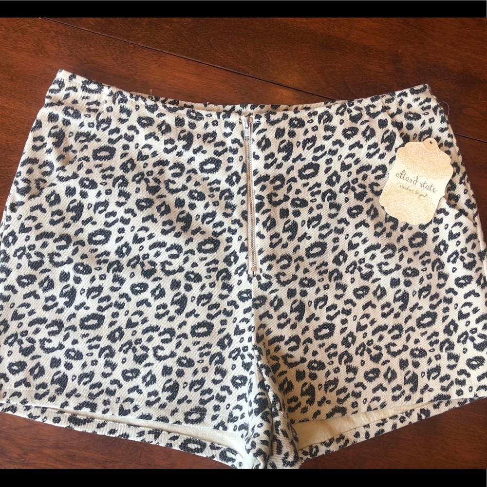 Altar’s State cream/black animal print high waist short, size medium NWT